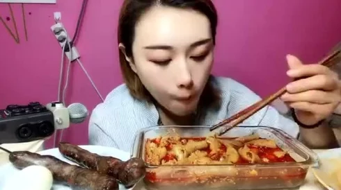 美女和美女在床上叉叉鸡脖视频，近日引发热议，网友们纷纷讨论其背后的故事与拍摄花絮